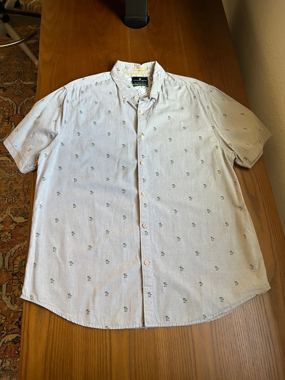 Denim & Flower Light Blue Short-Sleeve Button-Down Shirt with Subtle Palm Motif